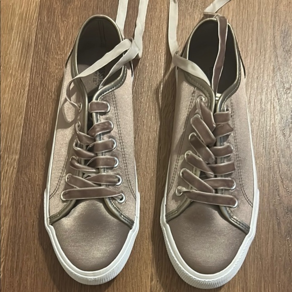 LIKE NEW Mossimo Supply Co. Gold Sneakers Women 7 Velvet Laces Fall Autumn